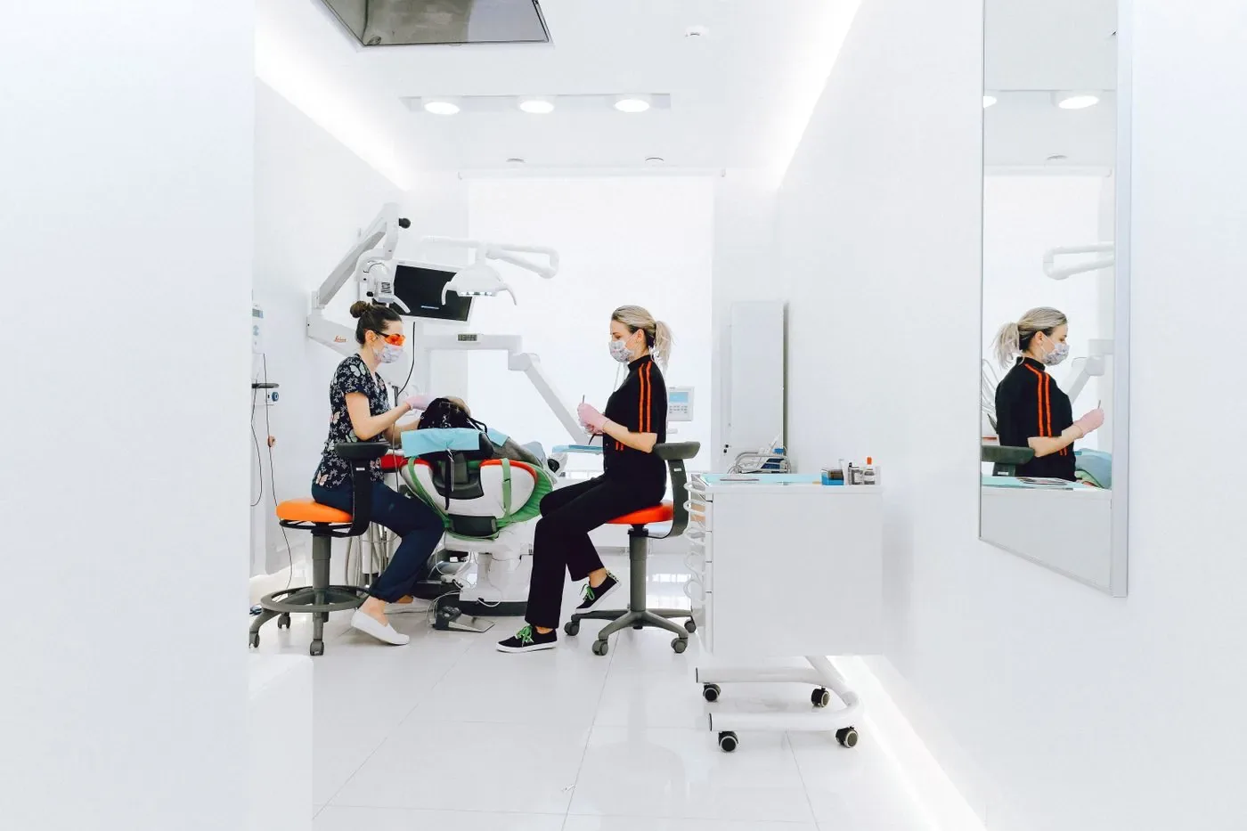 Aydınlık ve modern klinik muayene odası