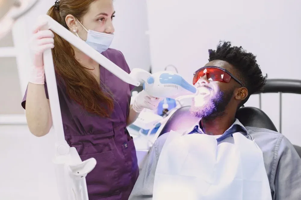 Klinikte diş beyazlatma uygulaması